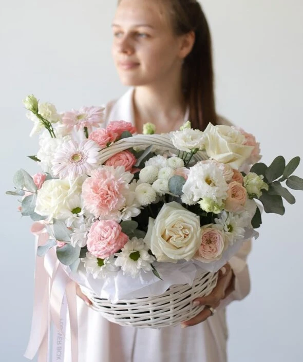 Корзина в нежных тонах