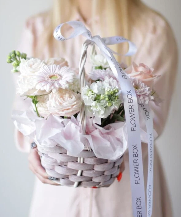 Корзина нежная c цветами