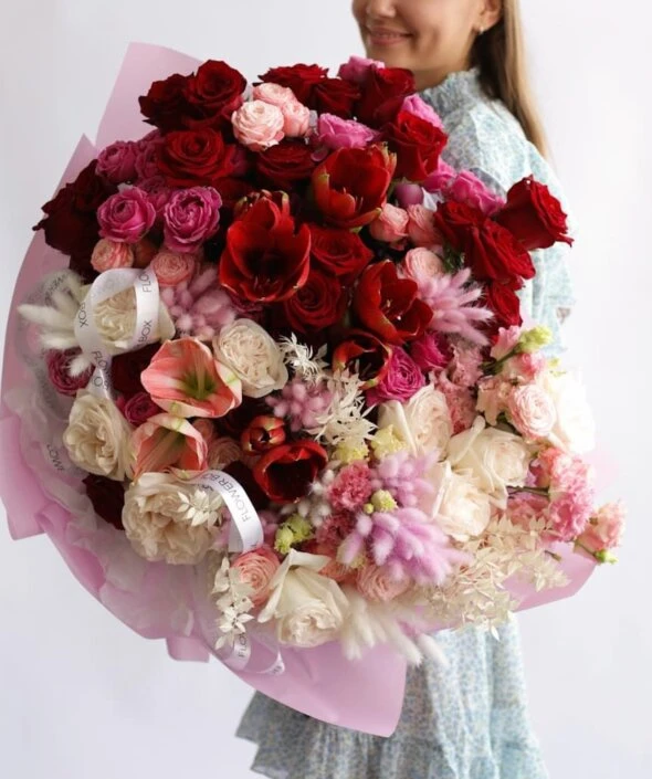 Большой букет с яркими амариллисами