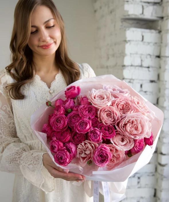 Микс роз в белом оформлении