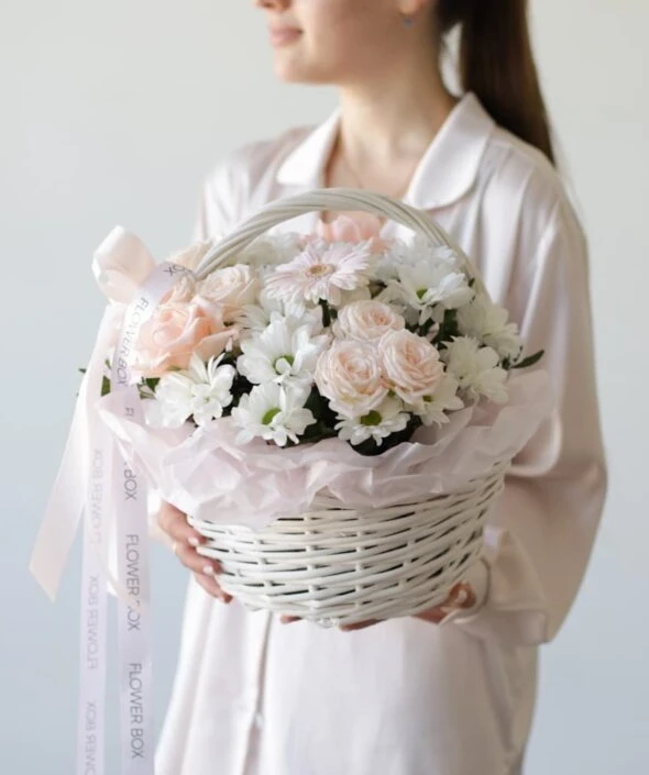 Корзина с цветами в розово-белых тонах